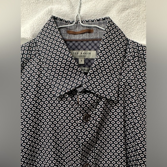 Ted Baker Men’s short sleeve button down. Size 3 - Picture 2 of 5